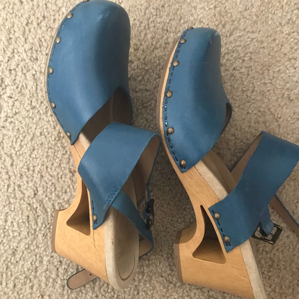 Dansko Thea sky blue cut out heel clogs sz 40
